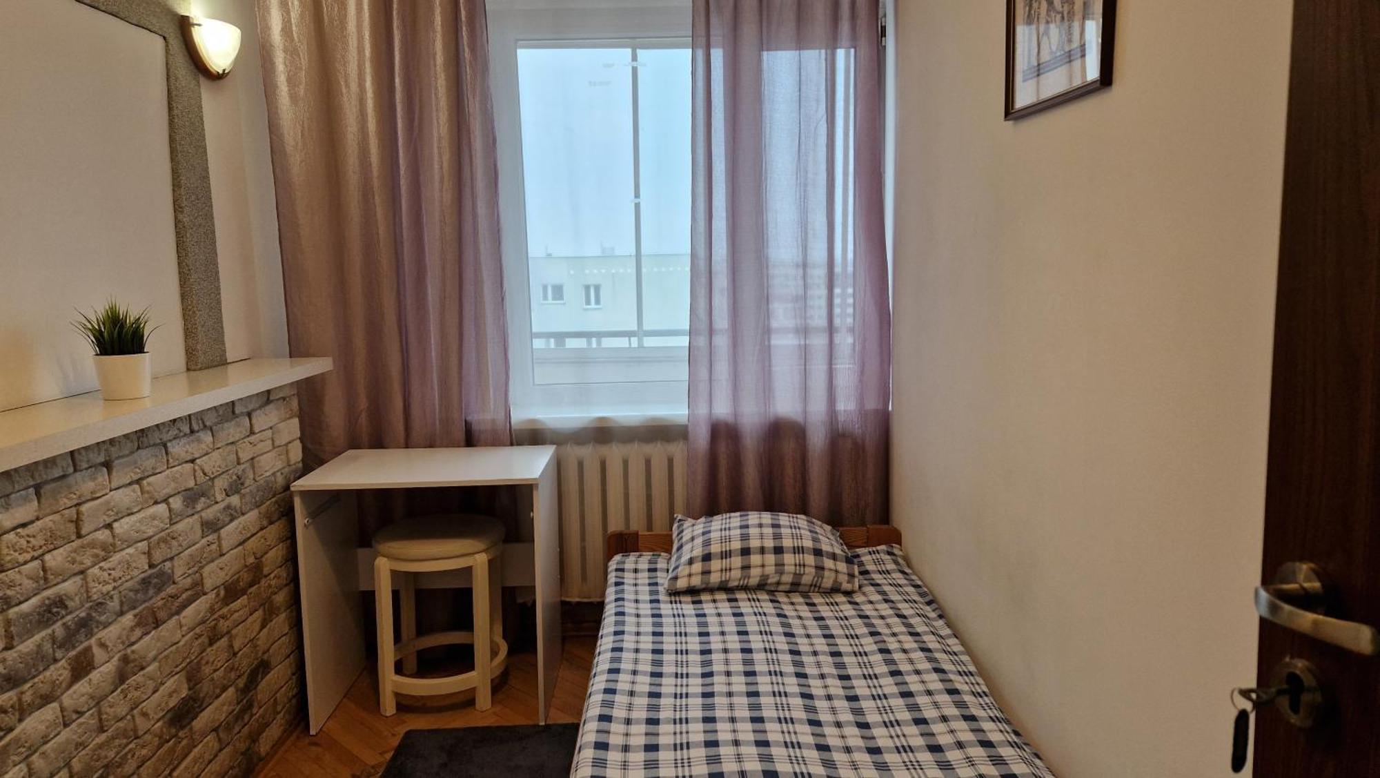 Niebieski Meander Blisko Metra Hostel
